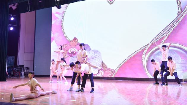 让艺术与快乐比翼齐飞——我校初2018级举行英语文化节汇报演出活动