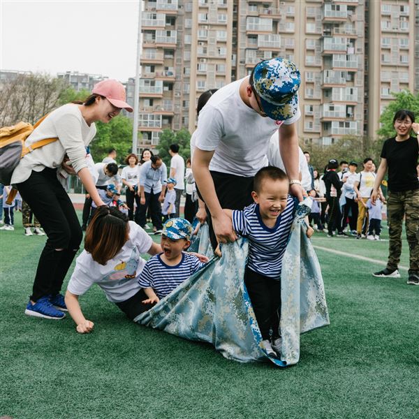 迷彩军魂 我是小小兵——我校实验幼儿园举行春季亲子运动会