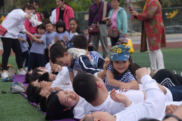 迷彩军魂 我是小小兵——我校实验幼儿园举行春季亲子运动会