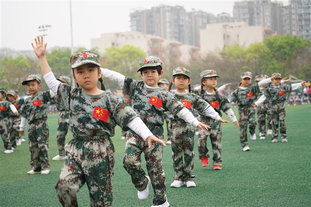 迷彩军魂 我是小小兵——我校实验幼儿园举行春季亲子运动会