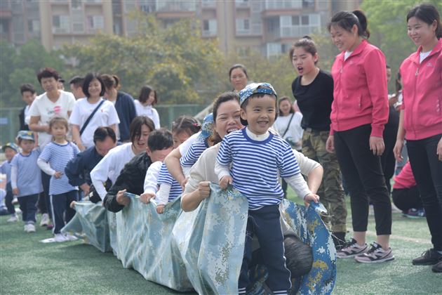 迷彩军魂 我是小小兵——我校实验幼儿园举行春季亲子运动会