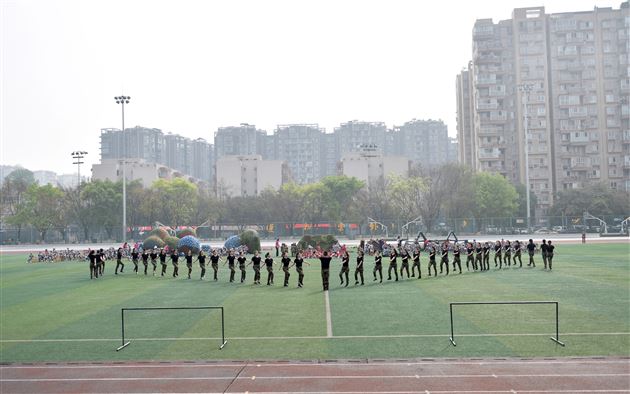 迷彩军魂 我是小小兵——我校实验幼儿园举行春季亲子运动会