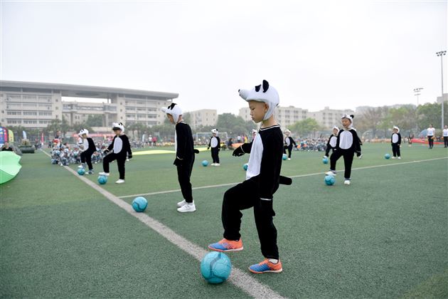 迷彩军魂 我是小小兵——我校实验幼儿园举行春季亲子运动会