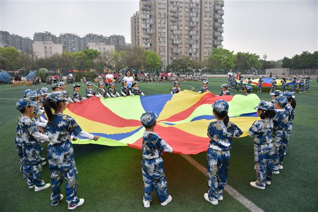 迷彩军魂 我是小小兵——我校实验幼儿园举行春季亲子运动会