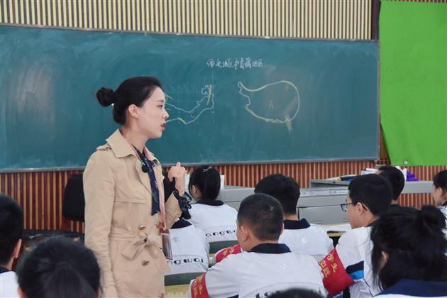 双流全区地理教师观摩我校初中地理基于“3+1”教学策略下的深度学习课堂