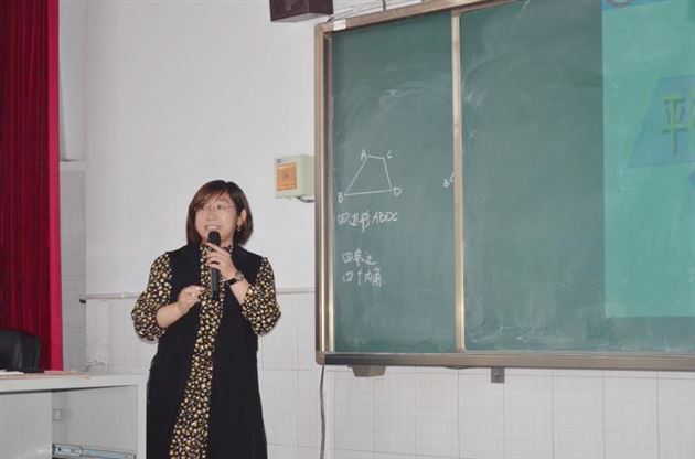 我校初中林亚姗、梁丽静、王鸿宏老师受邀担任“国培计划”授课专家分别进行专题讲座和示范授课