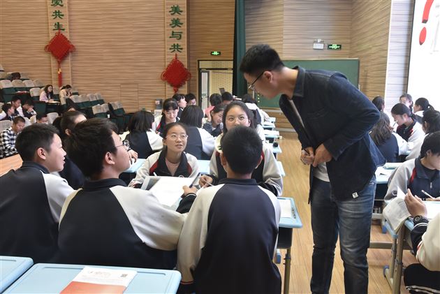 我校初中袁成、毛传友、张和佩老师受河南郑州经开区邀请作课例研讨和专题讲座