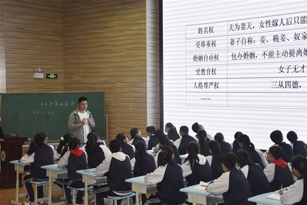 我校初中袁成、毛传友、张和佩老师受河南郑州经开区邀请作课例研讨和专题讲座