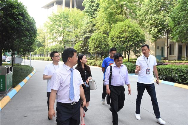 党建示范引领 携手共享共进——成都绵阳实验外国语学校一行到我校参观学习党建工作