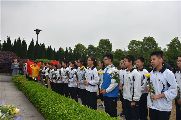 我校初中师生代表前往成都烈士陵园开展团队活动祭拜英烈