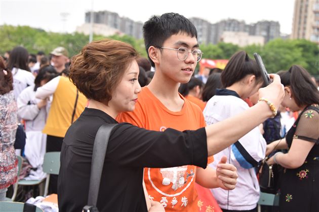 棠外隆重举行“青春心向党 建功新时代”纪念五四运动100周年特别主题团日活动