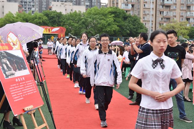 棠外隆重举行“青春心向党 建功新时代”纪念五四运动100周年特别主题团日活动
