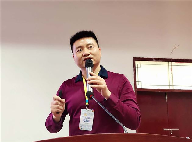 我校刘勇老师在全国第三届作文教学现场说课比赛高端论坛中作讲座