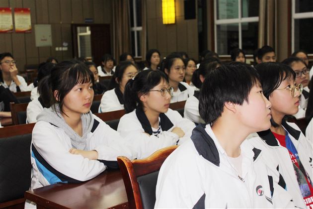 “透视”压力——我校初2016级举行考前心理辅导活动