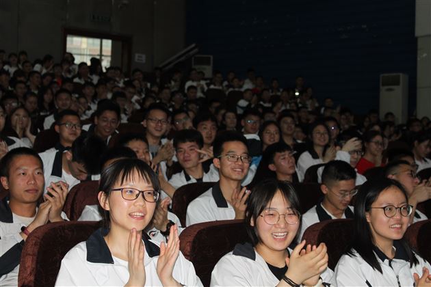 拥抱高三 笑对高考——我校开展高三考前心理辅导讲座 