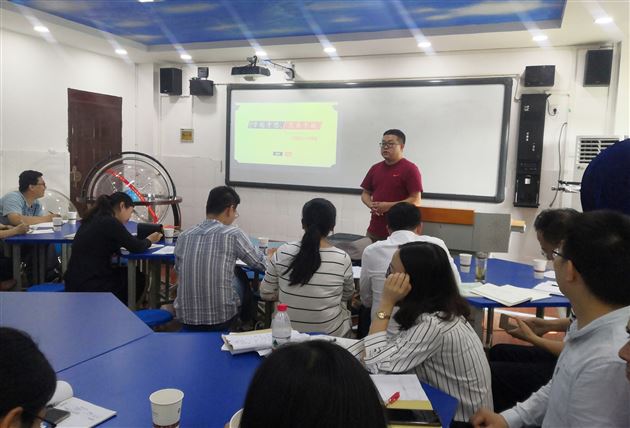 我校高中地理老师黄强受邀为全区作专题讲座