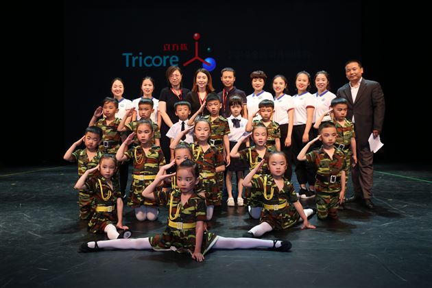 与体操世界冠军范晔和北京大学教授、奥运冠军教练卢秀栋合影留念