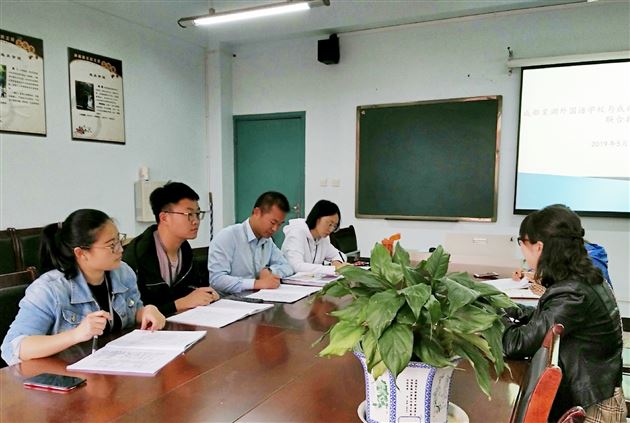 成都信息工程大学实验学校教师到我校初中政治组观摩学习