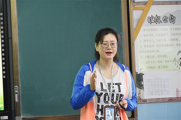 成都信息工程大学实验学校教师到我校初中政治组观摩学习