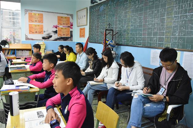 成都信息工程大学实验学校教师到我校初中政治组观摩学习