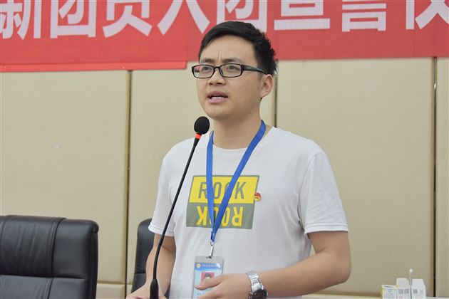 为青春喝彩——记初中部新团员入团宣誓仪式