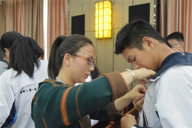 为青春喝彩——记初中部新团员入团宣誓仪式