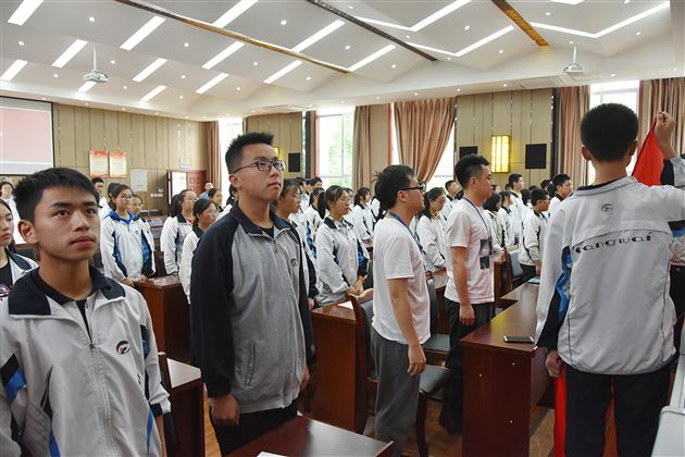 为青春喝彩——记初中部新团员入团宣誓仪式