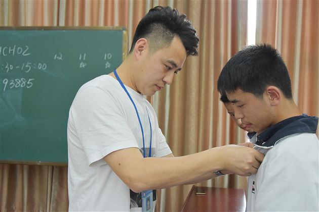 为青春喝彩——记初中部新团员入团宣誓仪式