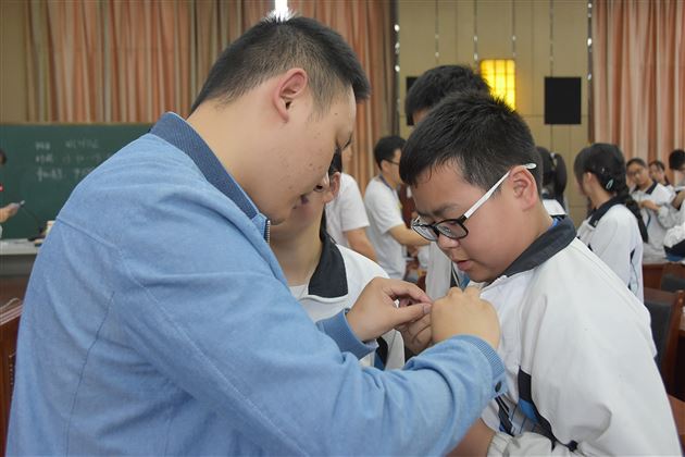 为青春喝彩——记初中部新团员入团宣誓仪式