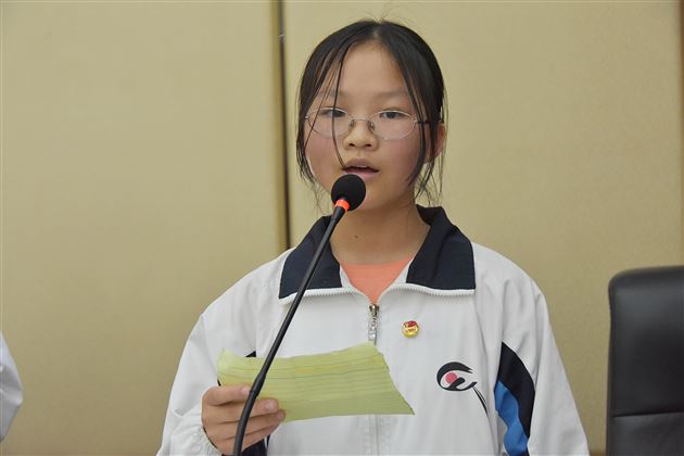 为青春喝彩——记初中部新团员入团宣誓仪式