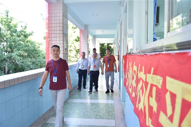 流金之暑勤耕耘 鲜花着锦写华章——我校董事长黄波慰问高三师生