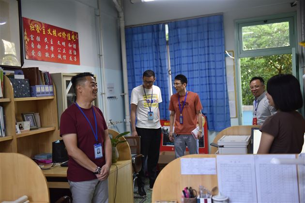 流金之暑勤耕耘 鲜花着锦写华章——我校董事长黄波慰问高三师生