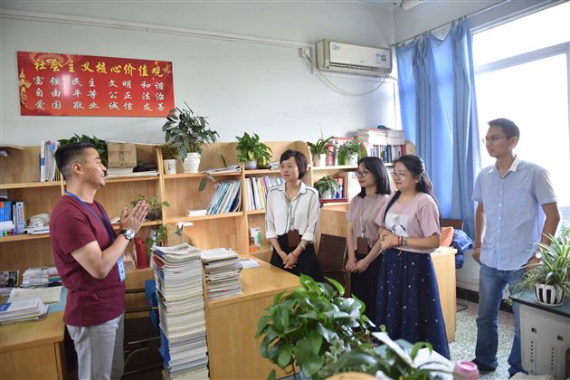 流金之暑勤耕耘 鲜花着锦写华章——我校董事长黄波慰问高三师生
