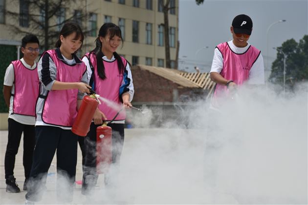 敬畏生命 防患未然——我校国际部组织学生进行地震、消防安全知识体验学习