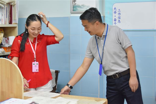 备考师生战仲夏 亮剑啸歌映韶华——我校董事长黄波慰问初三师生