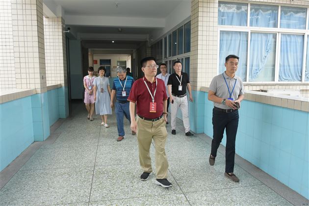 备考师生战仲夏 亮剑啸歌映韶华——我校董事长黄波慰问初三师生