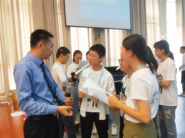 队员们请教检察员