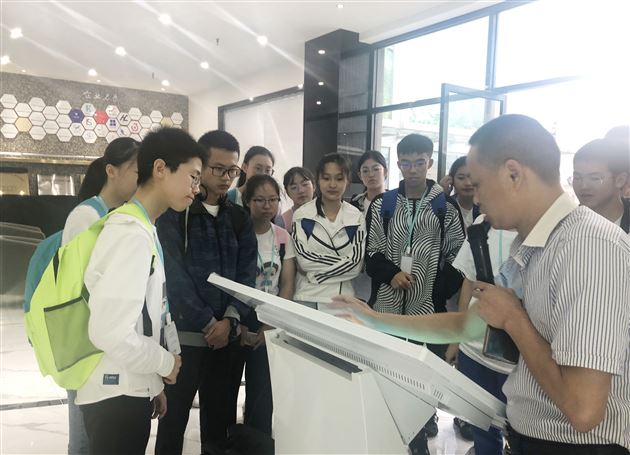 参观大学生创业孵化园