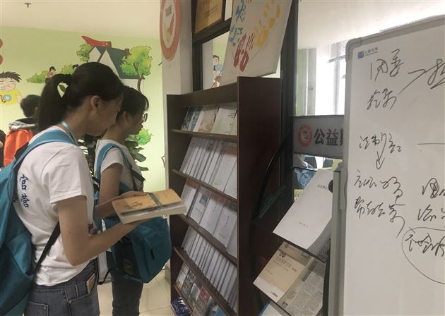 队员们查阅资料