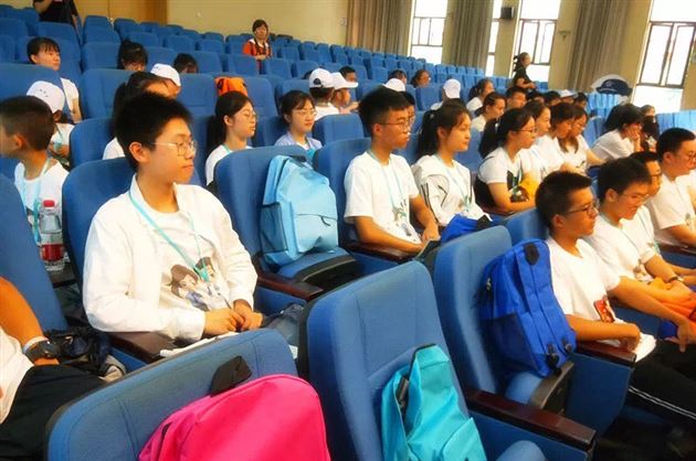 队员们观摩庭审