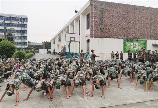 宝剑锋从磨砺出 学子军训新貌展