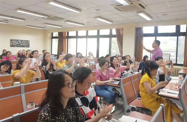 我校周晓芬老师受邀参加2019“北外启明星计划”教师培训项目并作交流