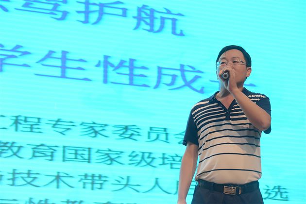 400余名棠外教师聆听《为青春保驾护航——中学生性教育指导》报告