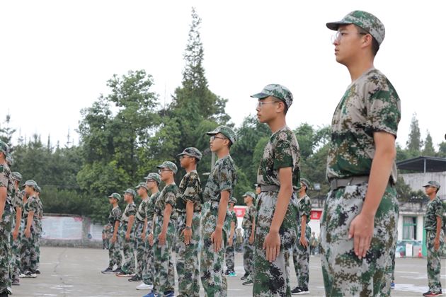 雄鹰欲展翅 青春正当时——棠外高2019级举行新生军训结营仪式暨军训汇报演出