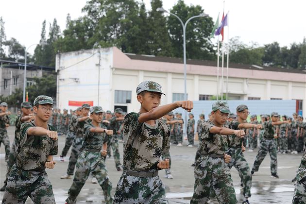 雄鹰欲展翅 青春正当时——棠外高2019级举行新生军训结营仪式暨军训汇报演出
