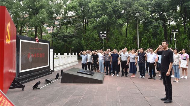 学习劳模回头看 党团共建立新功——中共成都棠湖外国语学校第四党支部红色研修暨团队建设活动