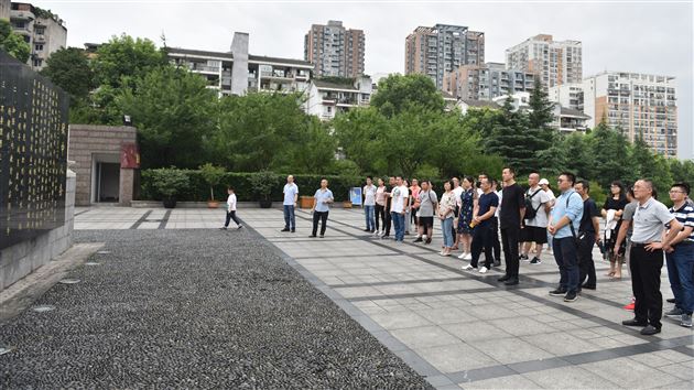 学习劳模回头看 党团共建立新功——中共成都棠湖外国语学校第四党支部红色研修暨团队建设活动