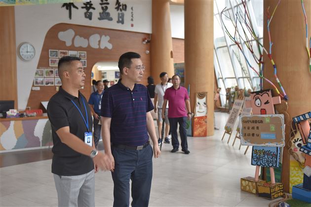 双流区区委常委、统战部长董成一行莅临棠外检查指导开学工作