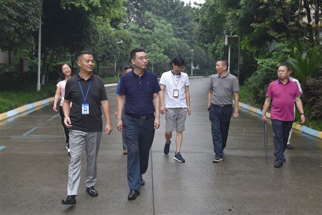 双流区区委常委、统战部长董成一行莅临棠外检查指导开学工作