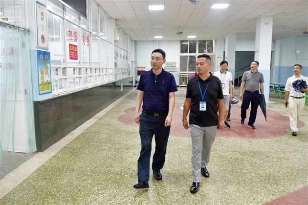 双流区区委常委、统战部长董成一行莅临棠外检查指导开学工作